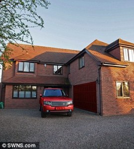 2793F9F200000578-3039053-image-a-33_1429049200582